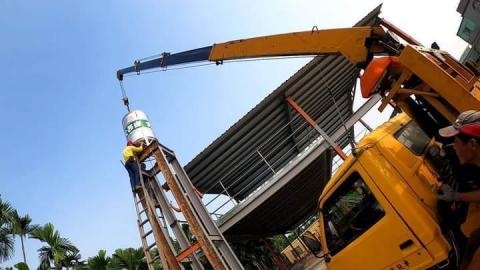 拾捌 屏東拖吊車/屏東道路救援/高雄拖吊車/高雄道路救援 - 水塔搭建吊掛作業