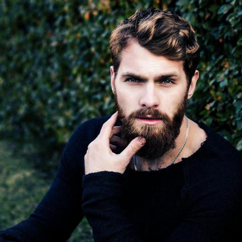 魏毓幃 - 圖中人物強調了明與暗之間的對比使整張臉部更具有立體感並且使用了銳利化作為局部的調整