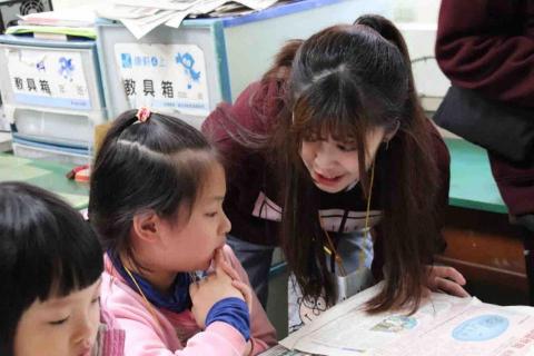 龔芸可 Katherine Kung - 在偏鄉教育服務營隊期間，一對一帶領、協助孩子完成學習單和每日作業。
