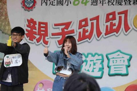 龔芸可 Katherine Kung - 在國小司令台上帶領小朋友跳早操，伸展筋骨。