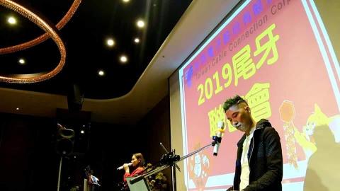 流行鋼琴電子琴自彈自唱～丹尼～樂團表演 - 世同電子尾牙