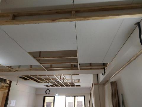 帝岩室內裝修設計有限公司 - 施工中天花板骨架封板