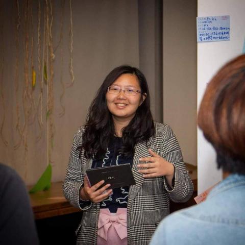 林奇瑩 - 圖為沉浸式展覽主持人，同時亦為展覽策劃。