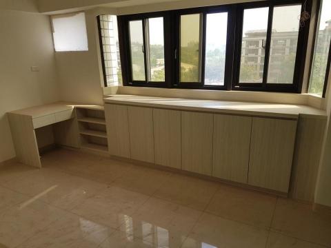 黃嘉文 - 利用窗台邊的凹型空間，增設具收納功能的腰櫃與化妝台作連結