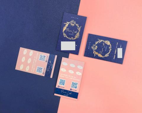 ZERO電商視覺設計 - 特殊工藝名片設計
設計概念:
深藍代表成熟知性、粉色代表柔美溫暖
金色植物,如同店內的個性化金屬物品
由此拉出與同業間的差異
在粉嫩的工作環境中,呈現出剛柔並濟
且極具個人更格的專業品牌形象。 ZERO電商視覺設計 - 特殊工藝名片設計
設計概念:
深藍代表成熟知性、粉色代表柔美溫暖
金色植物,如同店內的個性化金屬物品
由此拉出與同業間的差異
在粉嫩的工作環境中,呈現出剛柔並濟
且極具個人更格的專業品牌形象。