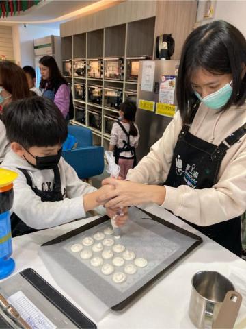 黃文宜 - 我和我弟弟一起做甜點