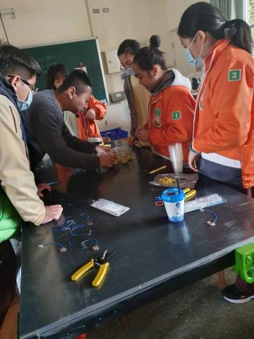 李老師 - 國中金頭腦科學社團暨科展推廣課程