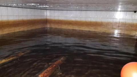 祉蒽 - 水池清洗前