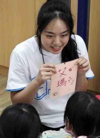 陳玟璇 - 向國小學生自我介紹