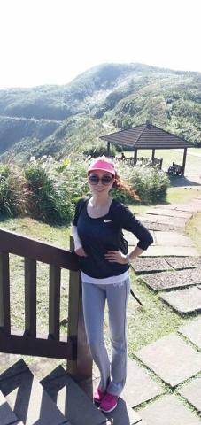 ANNY教練 - ANNY老師是美國ZUMBA的教練，擅長於體態塑造、燃脂瘦身等體適能訓練。每回，老師都带著學員於課堂上，爆汗淋漓、超乎預期消耗大量卡路里，及達成瘦塑身，暢快運動的感覺真的很棒!

ANNY老師，曾在「台北醫學大學-預防醫學及營業學」結業，了解如何兼顧身體健康與維持優美的體態。並將「營養、保養、修養」的訣竅實踐在自我生活中。