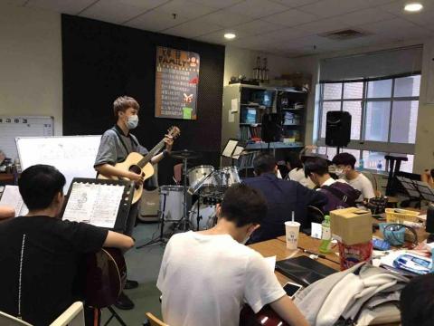 小卓老師音樂屋 - 大學吉他社課 小卓老師音樂屋 - 大學吉他社課