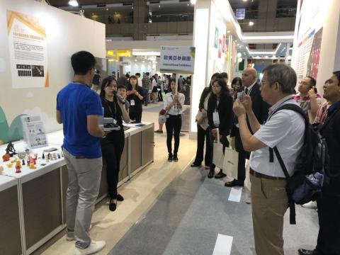 戎莉芳 - 現場口譯