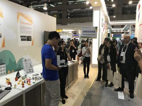 戎莉芳 - 現場口譯