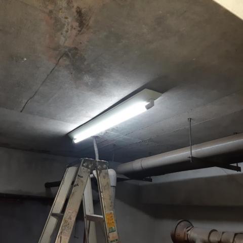 洪聚消防機電工程 - 地下室安裝山形燈具LED