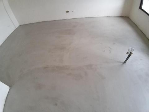 許銘峻 - 地板粉光上消光漆3個星期後