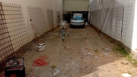 藍全能工作室 - 台南市東區,空地上架子拆除廢棄物清運,山貓整地,鋪設點焊鋼筋網6mm*100mm*100mm,測量涉水坡度,混泥土2500磅210鋪設,完美無缺完工 藍全能工作室 - 台南市東區,空地上架子拆除廢棄物清運,山貓整地,鋪設點焊鋼筋網6mm*100mm*100mm,測量涉水坡度,混泥土2500磅210鋪設,完美無缺完工