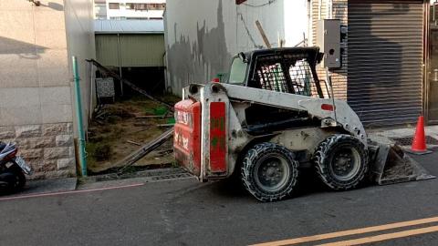 藍全能工作室 - 台南市東區,空地上架子拆除廢棄物清運,山貓整地,鋪設點焊鋼筋網6mm*100mm*100mm,測量涉水坡度,混泥土2500磅210鋪設,完美無缺完工 藍全能工作室 - 台南市東區,空地上架子拆除廢棄物清運,山貓整地,鋪設點焊鋼筋網6mm*100mm*100mm,測量涉水坡度,混泥土2500磅210鋪設,完美無缺完工