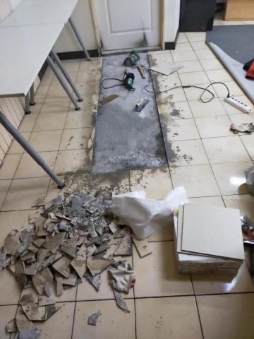 大台中居家修改小工程 - 磁磚隆起進行施工 大台中居家修改小工程 - 磁磚隆起進行施工