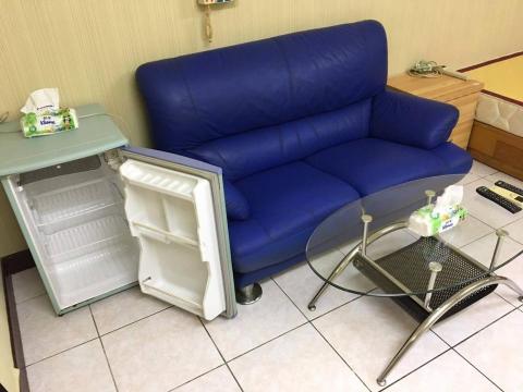 潔利聯合物業企業社 - 地板、冰箱、沙發經過清潔恢復原本的光潔亮麗。