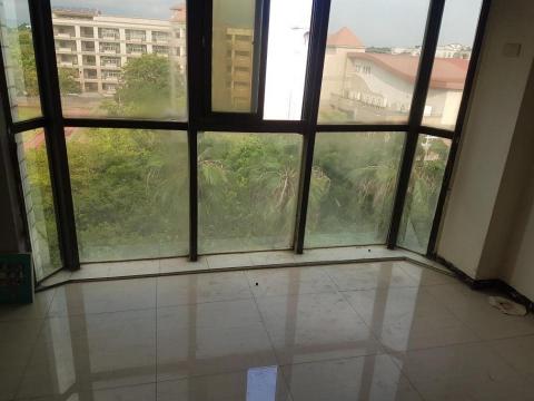 黃嘉文 - 原先是落地式的玻璃窗，在落地窗的底部又高出約3公分的檻。不具美觀性又缺乏安全性（怕會踢到腳）。經與鄭姓業主商討後，決定做一腰櫃（具收納功能）並與化妝台做聯結。