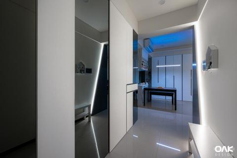 歐肯傢俱生活館有限公司 - 此案採現代風格為主要定調，以符合業主本身任職於科技業的特質。設計上選用黑白色系為基底，搭配異材質紋理與幾何造型線條豐富空間輪廓，在燈光調適搭配下，呈現出現代摩登的科技感。