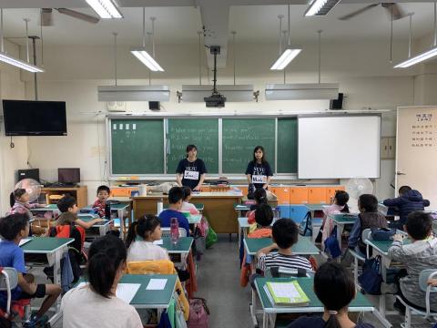 高彤 - 大ㄧ時就讀高師大英語系，系上時常組隊出團到附近國小幫忙上課