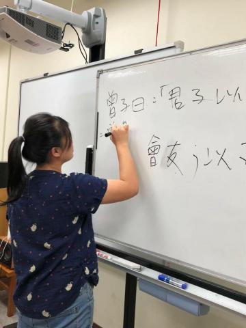 蔡佩倚 - 正在上國文課的情形