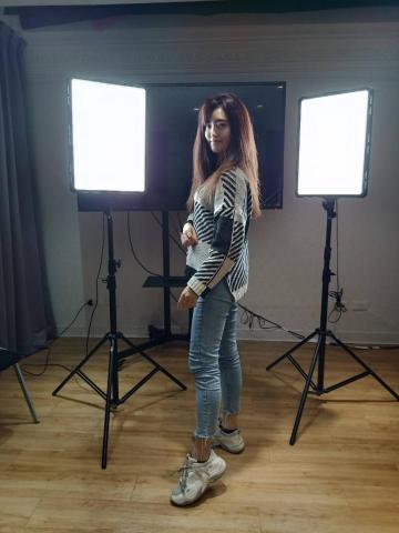 典典道具租借 - 補光燈（一組兩個）
NT$ 1000
租金：1000元
尺寸：39.5*54.5cm
規格：功率100Ｗ、光通量8360LM
內容：一組兩個（補光燈x2、電源線x2）
說明：可調整亮度
備註：直播活動 / 拍照攝影 / 棚拍設備

    商品租借請洽業務窗口
公司電話： 0965-139663
                   0933-957700
                    