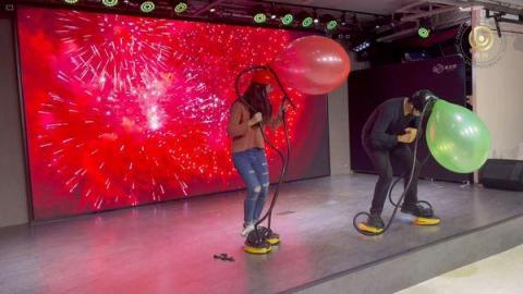 典典道具租借 - 氣球踩踩樂 (一組兩套)
NT$ 2000
租金：2000元
內容：一組兩套
           腳踏充氣x4腳、充氣管x4、安全帽x2、護目鏡x2、
說明：以踩踏方式充氣頭頂的氣球，直到氣球爆破為勝利
備註：春酒尾牙 / 互動道具 / 活動道具
 商品租借請洽業務窗口
公司電話： 0965-139663
                   0933-957700