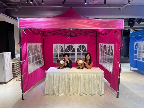 典典道具租借 - 三米快速帳篷
NT$ 1200
租金：1200
尺寸：300cmx300cm
顏色：粉紅、天藍
內容：立桿支架、頂棚、側邊圍布
備註：創意市集 / 戶外活動 / 公司家庭日 / 戶外帳篷
         商品租借請洽業務窗口
公司電話： 0965-139663
                   0933-957700
                