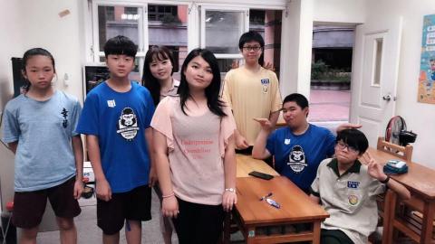 蔡佩倚 - 結業時與課輔班學生的合照