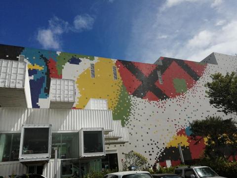 斌斌旅遊網 - 熱門打卡景點，花蓮貨櫃星巴克。