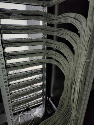 超高清資訊 - 機櫃佈線