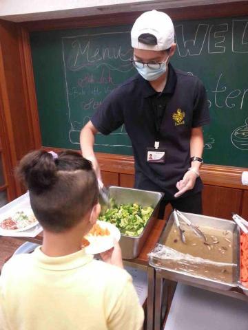 黃子沛 - 幫忙打菜給小朋友