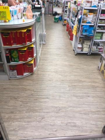 杰輝室內裝潢工程行 專業地板、窗簾、矽利康 - 2mm木紋塑膠地板；店面