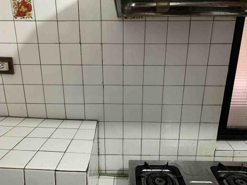 王君如 - 上為已清潔範圍、下為尚未清潔之區域