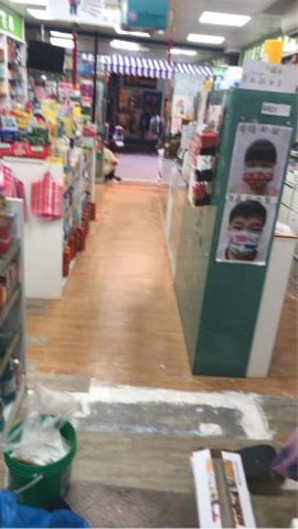 杰輝室內裝潢工程行 專業地板、窗簾、矽利康 - 塑膠地板施工前