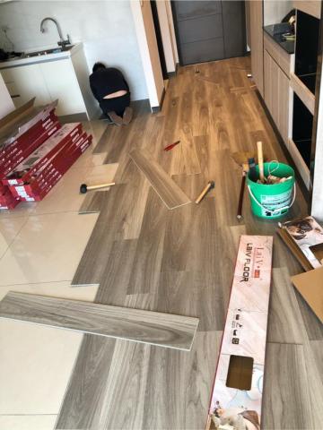 杰輝室內裝潢工程行 專業地板、窗簾、矽利康 - spc石塑地板施工過程
