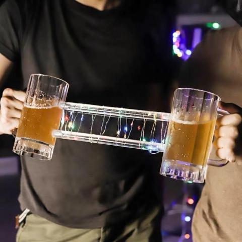 典典道具租借 - 同甘共苦杯
NT$ 250
租金：250元
尺寸：4 x 19 x 41 (cm)
規格：容量500ml / 杯
材質：塑料
內容：一組連結兩杯
備註：尾牙春酒 / 慶生活動 / party道具 / 雙人啤酒杯
     商品租借請洽業務窗口
公司電話： 0965-139663
                   0933-957700
                 