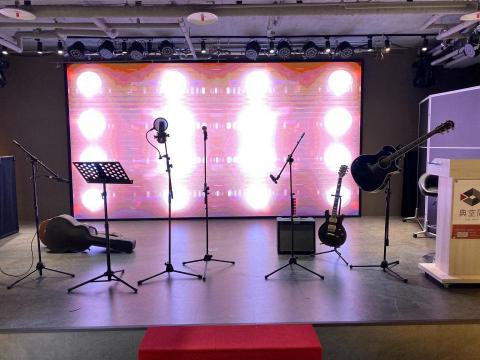 典典道具租借 - 樂器架組
NT$ 1500
租金：1500元
內容：麥克風架x3、譜架x4、吉他架x3、雙層KB架x1
備註：演唱會 / 社團活動 / 樂團演出 / 偶像活動

     商品租借請洽業務窗口
公司電話： 0965-139663
                   0933-957700
                    ideaplansales2@gmail.com