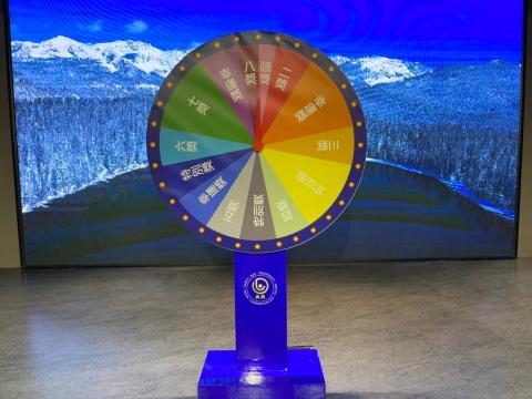 典典道具租借 - 幸運輪盤 ( 含輸出 )
NT$ 2500
租金：2500元
尺寸：圓盤直徑100cm / 底座35*60cm / 總高180cm
規格：底座＋轉盤＋大圖輸出
材質：木製活動道具
說明：可控制不出大獎
備註：請於活動五日前交付ai圖檔
備註：尾牙春酒 / 活動道具 / 慶生活動 / 派對活動     
   商品租借請洽業務窗口
公司電話： 0965-139663
               