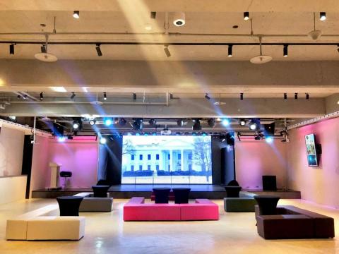 典典道具租借 - 豆腐沙發組
租金：2000
尺寸：長型150*40*40cm / 短型100*40*40cm
規格：每組為長型x1＋短型x2（約10~15人座）
材質：皮製沙發椅
顏色：五色 (灰 / 棕 / 綠 / 桃紅 / 白)
內容：沙發x1組、圓桌x1個、桌巾x1條
顏色：五色 (灰 / 棕 / 綠 / 桃紅 / 白)
內容：沙發x1組、圓桌x1個、桌巾x1條
租借請洽 : 0933957700