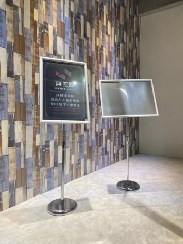 典典道具租借 - 告示牌 (含輸出)
NT$ 800
租金：800元
尺寸：59.4*42cm
規格：直立式告示牌，角度可調整
內容：告示牌x1＋相紙大圖輸出x1
說明：請於活動五日前交付ai圖檔
           Ｍail信箱：codespace@idea-plan.com
備註：公告告示 / 活動輸出物 / 活動佈置

     商品租借請洽業務窗口
公司電話： 0965-139663
          