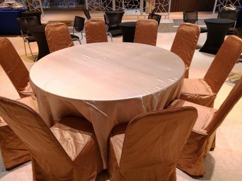 典典道具租借 - 10人座圓桌椅組
NT$ 1500
租金：15000元
規格：組合式圓桌10人座圓桌(附金色桌椅套)
內容：圓桌x1、桌巾x1、貴賓椅x10、金色椅套x10
備註：春酒尾牙 / 圓桌會議 / 喜宴活動 
     商品租借請洽業務窗口
公司電話： 0965-139663
                    0933-957700