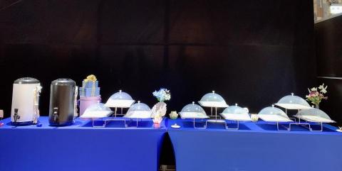 典典道具租借 - 甜點擺盤 (桌巾+擺飾)
NT$ 300
租金：300元 / 組
內容：底座x1、盤子x3、蓋子x3、桌巾x1
備註：會議茶點 / 歐式茶點 / 宴會活動 / 春酒尾牙
     
     商品租借請洽業務窗口
公司電話： 0965-139663
                   0933-957700
                    ideaplansales2@gmail.com