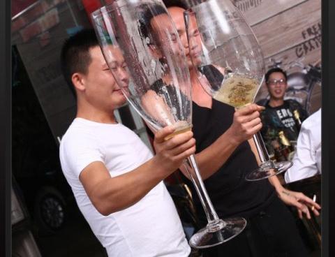 典典道具租借 - 大紅酒杯
NT$ 500
租金：500元
尺寸：高50cm、口徑寬12.5cm
規格：容量3750ML / 支
備註：春酒尾牙 / 婚宴敬酒 / 生日宴會/ 派對活動


     商品租借請洽業務窗口
公司電話： 0965-139663
                   0933-957700
                    ideaplansales2@gmail.com