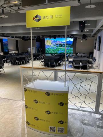 典典道具租借 - 小市集攤位
NT$ 1000 ～ NT$ 1500
產品顏色 : 乳白色
眉頭 : 80*30cm
圍板 : 174*86cm
淨重 : 7.5kg
正面 : 81*86
側面 :39*86
無印刷租借 : 1000
印刷租借 : 1500

商品租借請洽業務窗口

公司電話： 0965-139663
                   0933-957700
                 