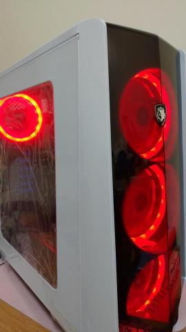 康微電腦 Kangwei Computer - 協助客戶組裝電腦，使用Sades機殼