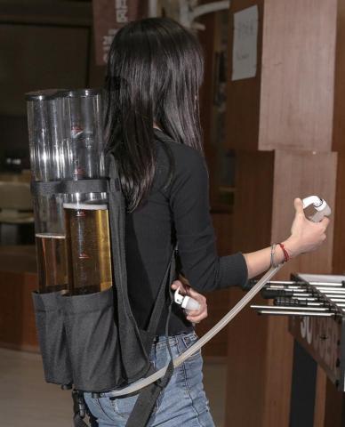 典典道具租借 - 啤酒背包
NT$ 500
啤酒杯包機單管1500ml
雙管總共3公升
桌邊服務、春酒尾牙炒樂氣氛
規格:115 x 115 x 480mm 
材質：塑料/橡膠 /金屬/鍍鉻ABS
產品尺寸：115 x 115 x 480mm
開關龍頭設計 : 按壓式水龍頭 輕輕按壓，酒水即出。 肩帶調節扣 腰部扣具，採用耐磨耐用材質， 可以起到固定和緩解
公司電話： 0965-139663