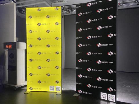 典典道具租借 - LED布面燈箱 (含單面輸出)
NT$ 4000 ～ NT$ 6000
租金 : 4000元
尺寸：85*200cm
規格：組裝式展架＋單面 / 雙面大圖輸出
內容：展架、LED燈條、電源線、大圖輸出
說明：請於活動五日前交付ai圖檔
備註：活動燈箱 / 展場燈箱 / 活動視覺製作物
商品租借請洽業務窗口
公司電話： 0965-139663